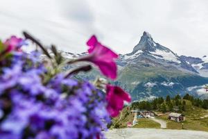 Matterhorn detrás de un hermoso lago foto