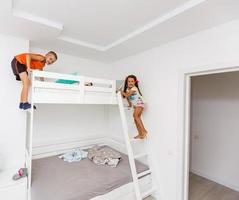 los niños juegan en la habitación de los niños en el interior foto