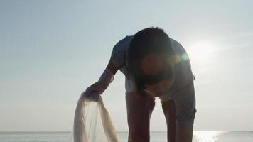 Wasser sparen. Freiwillige sammeln Müll am Strand und Plastikflaschen sind schwer zu zersetzen, um Schäden am Wasserleben zu verhindern. erde, umwelt, planeten ergrünen, erderwärmung reduzieren, welt retten video