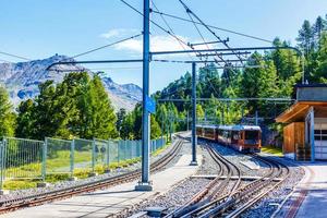 tren en las montañas de zermatt, suiza - 15 de agosto de 2019 foto