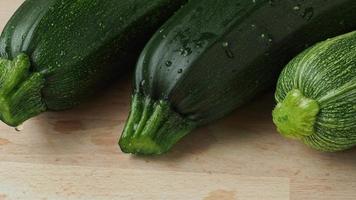 färsk zucchini på skärande styrelse, på trä- bakgrund video