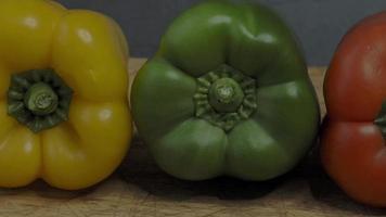 trois poivrons. trois poivrons colorés rouges jaunes et verts d'affilée. video