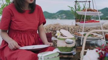 picknick korg med mat och kokos juice på de strand. klar himmel och vit sandig stränder med de ljud av vågor och hav se. begrepp koppla av och resa samui provins. video