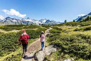 vista asombrosa de la ruta turística cerca del cervino en los alpes suizos. foto