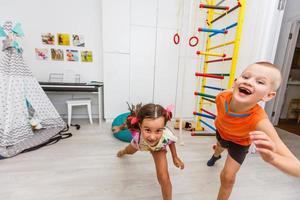 los niños juegan en la habitación de los niños en el interior foto