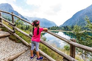 un día de verano en el lago antrona, en los alpes italianos, en piamonte. foto