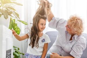 abuela hace rizar el cabello nieta foto