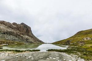 panorama de la capa de nubes desde la cima de la montaña sobre los alpes suizos foto