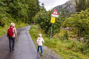 chicas turistas madre e hija y vistas a la montaña foto