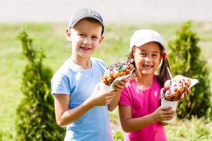 niños comiendo gofres de burbujas con helado foto