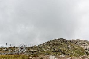 zermatt, suiza -el tren de gonergratbahn corriendo hacia la estación de gornergrat en el famoso lugar turístico foto