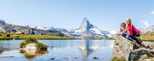 Matterhorn detrás de un hermoso lago foto