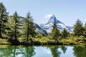 Matterhorn detrás de un hermoso lago foto