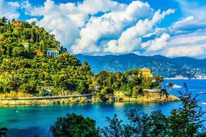 playa al lado de portofino en italia. hermosa bahía de paraggi. vacaciones de natación en italia foto