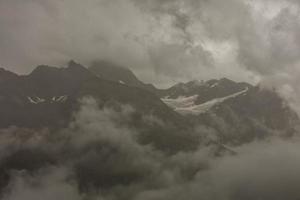 hermoso recorrido de exploración por las montañas en suiza. foto