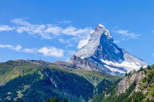 Hermosa vista del antiguo pueblo con el fondo del pico Matterhorn en Zermatt, Suiza foto