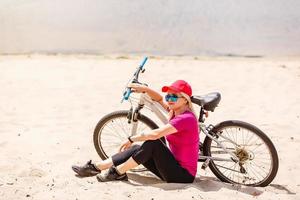 bicicletas ciclismo chica. niña monta bicicleta. foto
