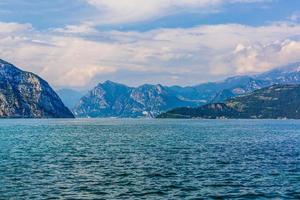 vista del lago mayor, italia foto