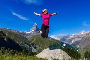mujer excursionistas en los alpes, pico matterhorn en suiza foto
