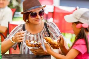 madre e hijos comiendo gofres de burbujas con helado foto