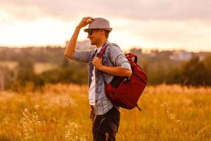 retrato, de, hombre, excursionismo, en, campo, llevando, mochila foto
