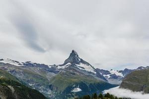 Matterhorn detrás de un hermoso lago foto