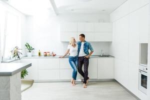 familia joven en una cocina en casa foto