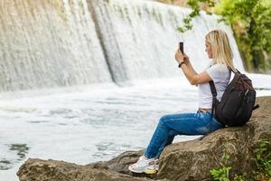 la chica de la cascada. hermosa joven en una pequeña cascada. pequeña cascada foto