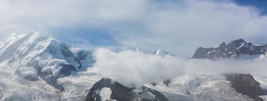 este mirador está por encima de las nubes, que rodean otros picos en esta zona. foto