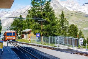 tren de montaña suizo cruzó los alpes, ferrocarril en las montañas foto