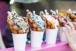 gofre de burbujas de helado de vainilla con frutas y dulces foto