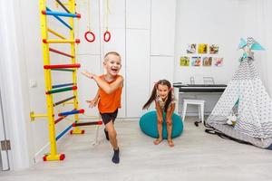 los niños juegan en la habitación de los niños en el interior foto