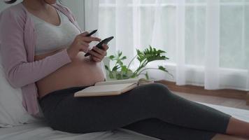 en gravid kvinna är framställning kontrollera igen och förbereda förbi mobil telefon för ny född. kejsarsnitt sektion är en sätt för gravid kvinnor till känna till en på grund av datum. begrepp av framställning för mor. video