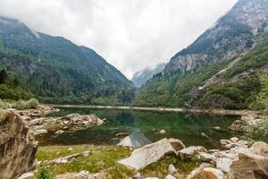 lago alpino de alta montaña, bosques de coníferas se reflejan en el agua, lago antrona valley campliccioli, piamonte italiano foto