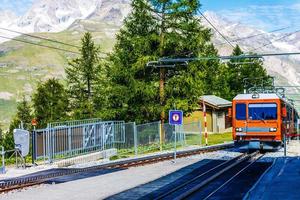 tren en las montañas de suiza foto