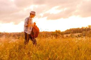 retrato, de, hombre, excursionismo, en, campo, llevando, mochila foto