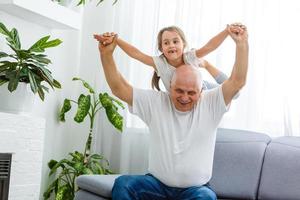 abuelo y nieta juegan en casa foto