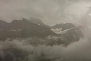 panorama de la capa de nubes desde la cima de la montaña sobre los alpes suizos foto