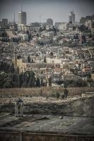 jerusalén, israel una vista panorámica de la ciudad vieja desde el monte de los olivos foto