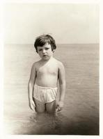 un niño, una niña en traje de baño en el agua a orillas del mar en una foto familiar. costa del mar negro de crimea alrededor de 1972.