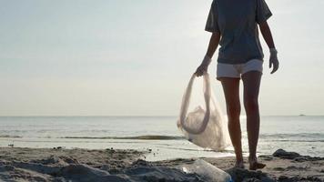Wasser sparen. Freiwillige sammeln Müll am Strand und Plastikflaschen sind schwer zu zersetzen, um Schäden am Wasserleben zu verhindern. erde, umwelt, planeten ergrünen, erderwärmung reduzieren, welt retten video