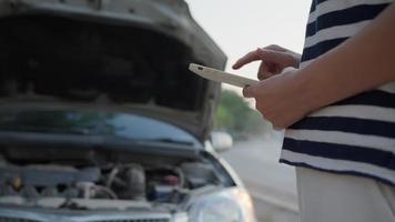 Frau nutzt Handy-Check-Versicherung wegen Unfallauto über ein mobiles Anwendungssystem. Mann sucht nach einer Garage, um sein Auto während einer ländlichen Tour reparieren zu lassen. Autoversicherungskonzept.