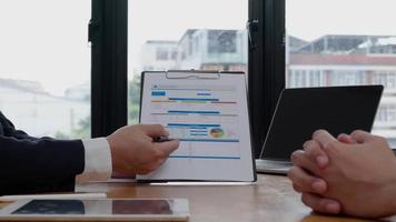 Manager präsentiert Informationsnutzen für das Management. Finanzdatenanalyse und Diagramm des Marktwachstumsberichts. Analyse, Planungsstrategien, Startup-Projekt, profitable Strategie, Zeit für Geschäftstreffen video