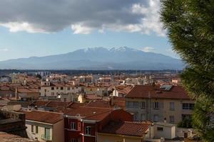 vistas desde un pequeño pueblo en el sur de francia foto