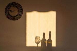 sombras en la ventana a la luz del sol naciente foto