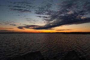 puesta de sol con nubes oscuras foto