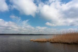 paisaje nublado en el lago foto