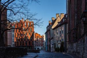 vistas del centro de la ciudad de riga en una mañana soleada foto