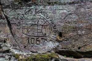 un pequeño arroyo forestal con acantilados de arenisca y piedras foto