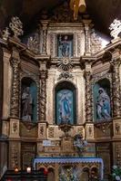 interior de la iglesia católica foto